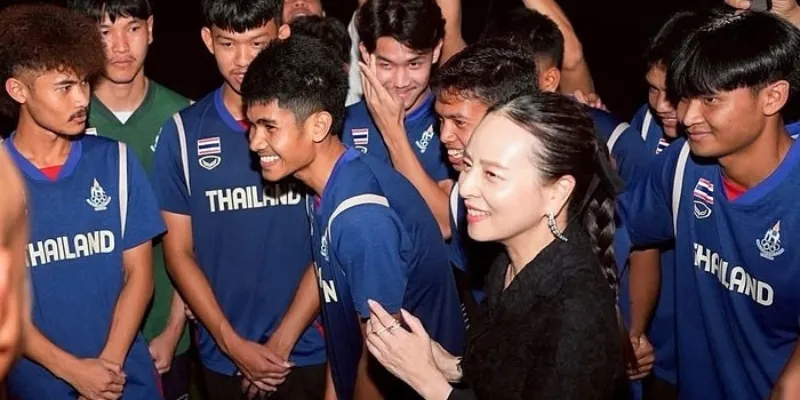 Madam Pang thưởng nóng cho toàn đội